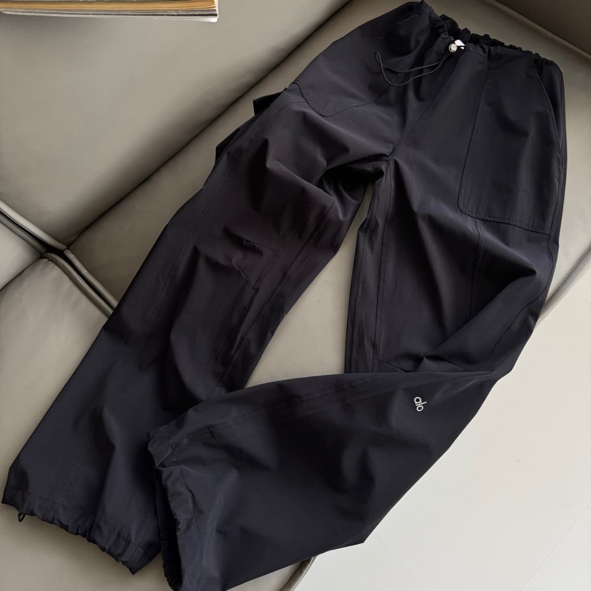 黒パンツ ゆったりシルエットワイドカーゴパンツ