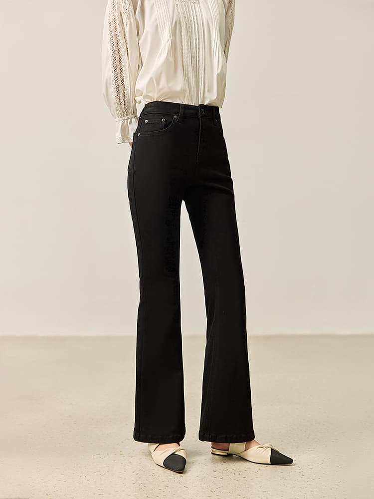 黒パンツ 上品シルエット 美脚フレアパンツ