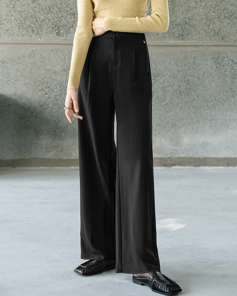 黒パンツ きちんと感のある艶やかワイドパンツ