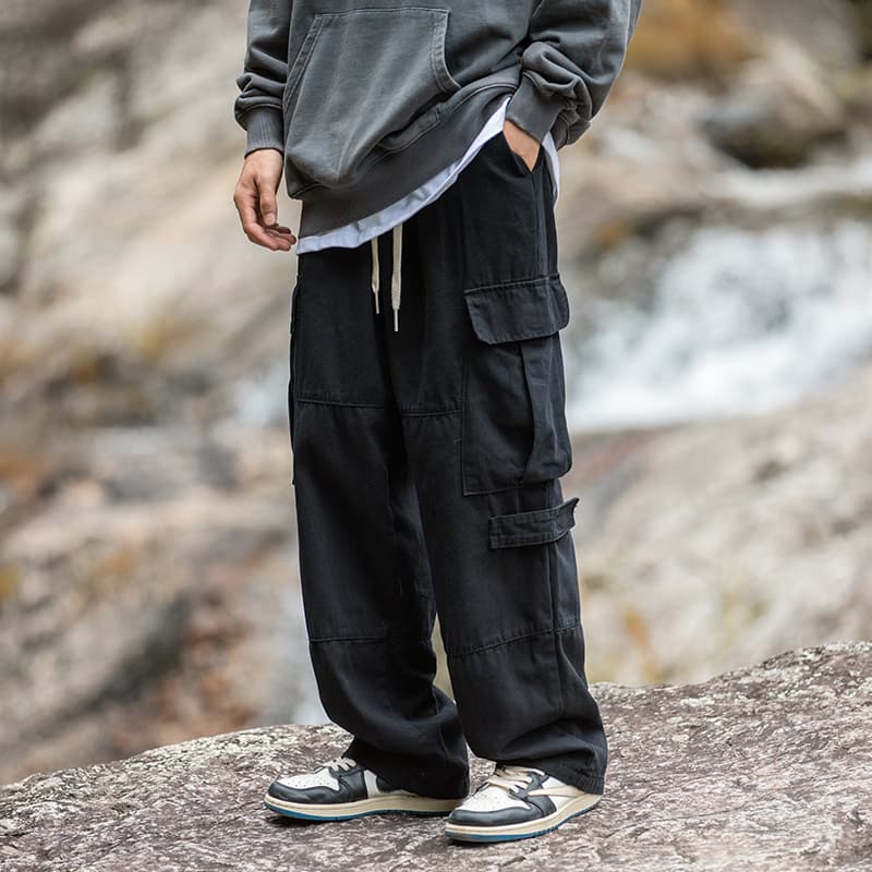 黒パンツ ゆったりカーゴパンツ