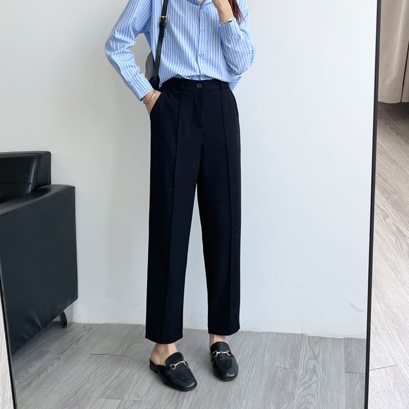 黒パンツ ゆったりシルエット美脚パンツ