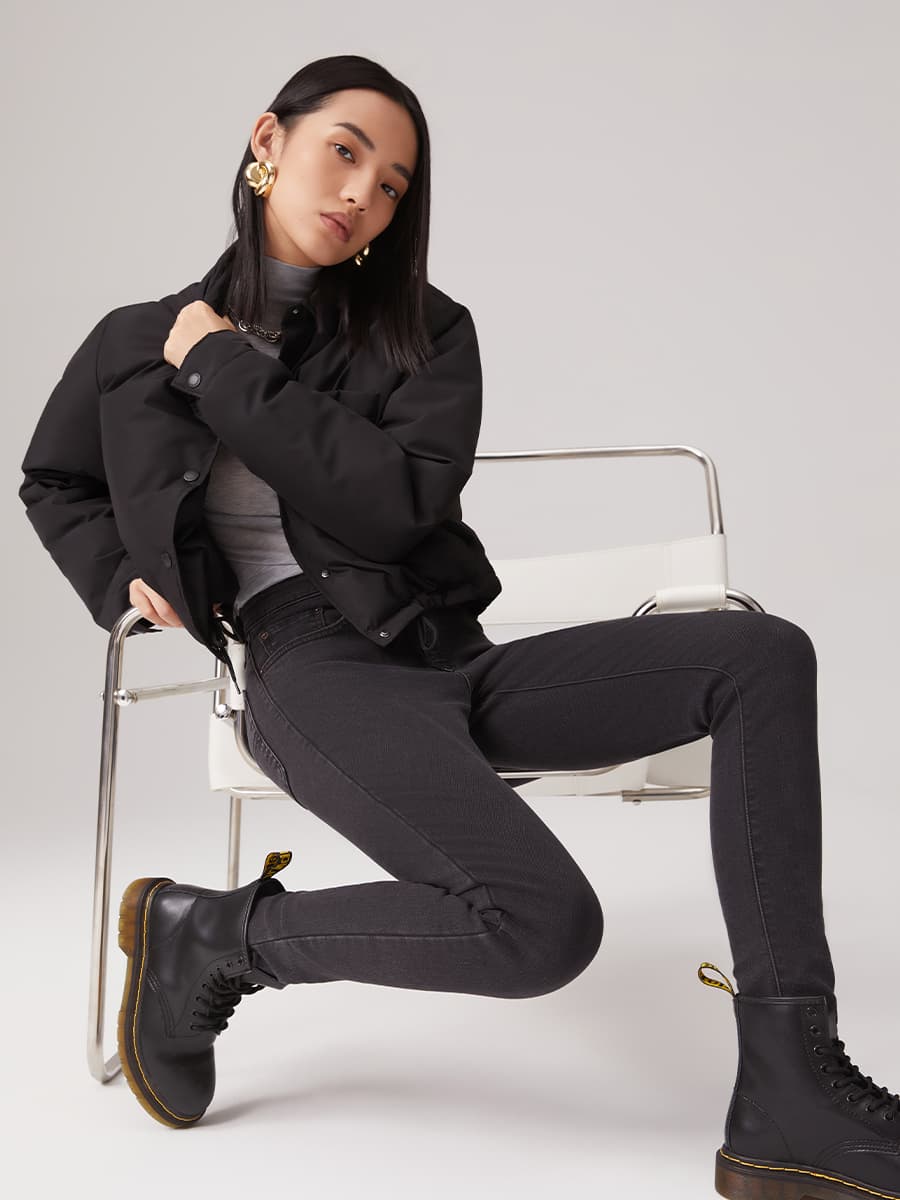 黒パンツ シルエット美人スキニーデニム