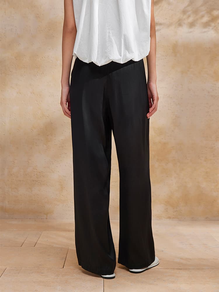 黒パンツ なめらかシルエット リラックスパンツ