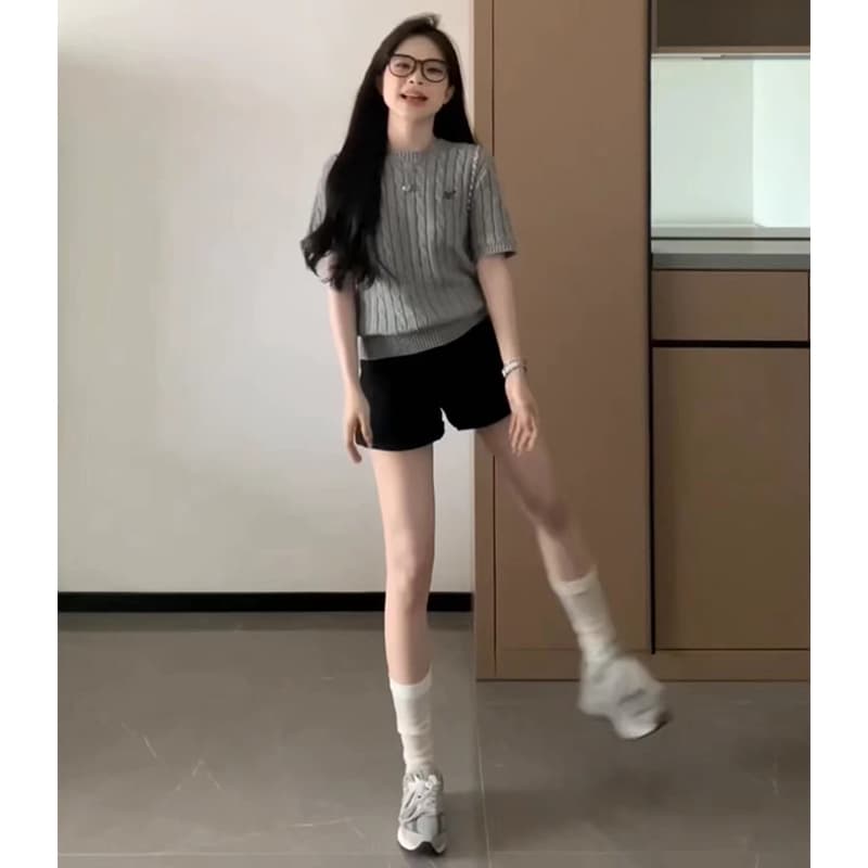 黒パンツ リラックス シルエット ショートパンツ