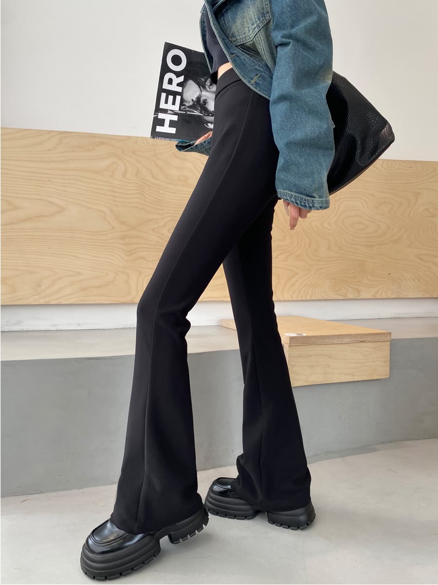 黒パンツ すっきりシルエットフレアパンツ