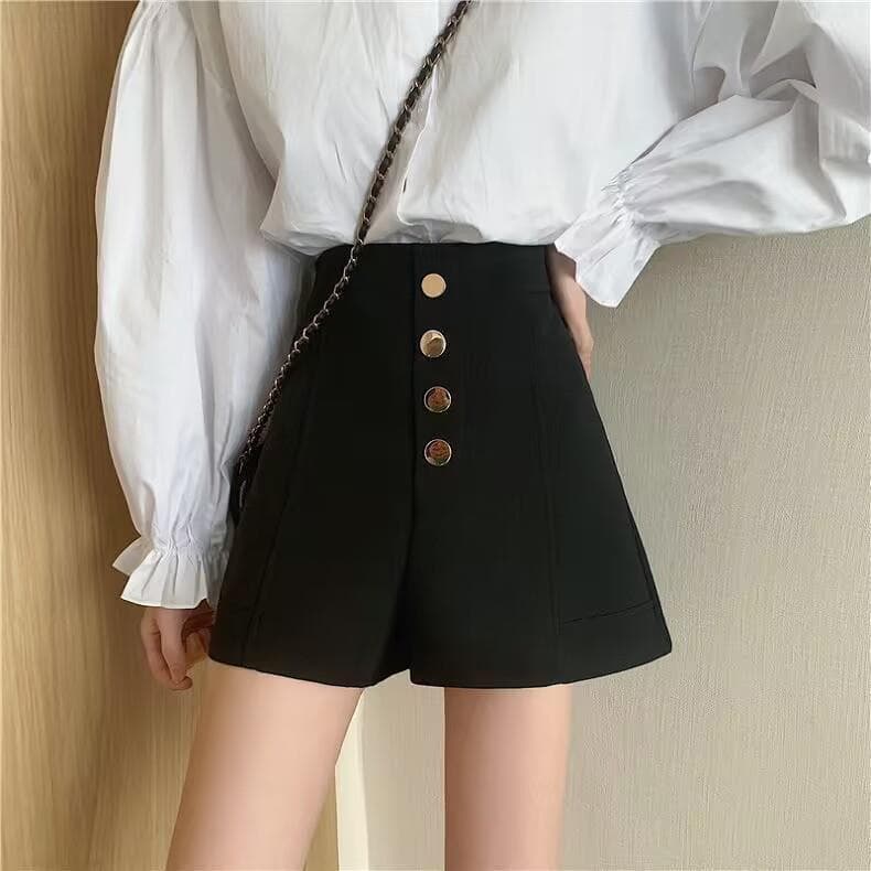 黒パンツ フロントボタン デザイン ショートパンツ