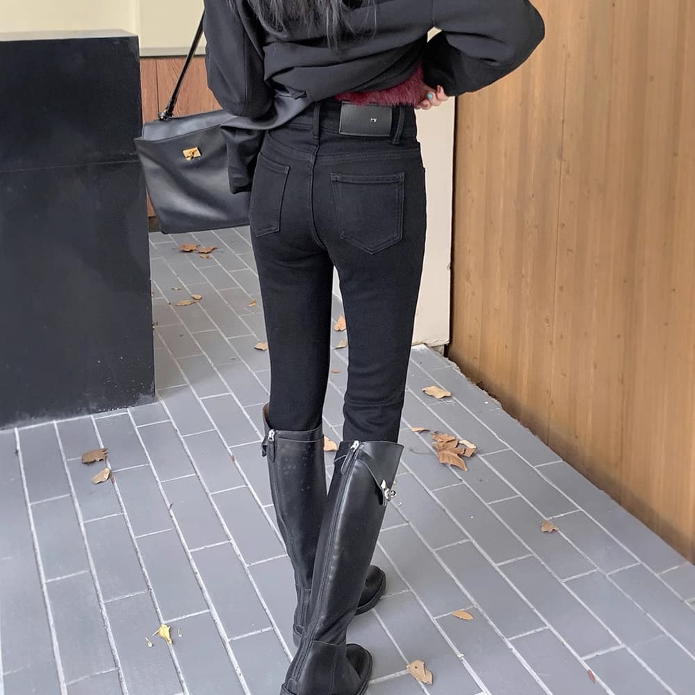 黒パンツ やわらかスキニーデニム