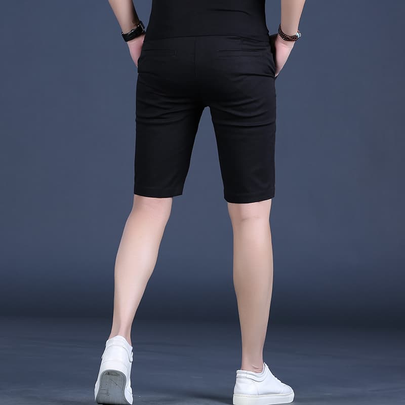 黒パンツ ストレッチ素材のシンプルショートパンツ