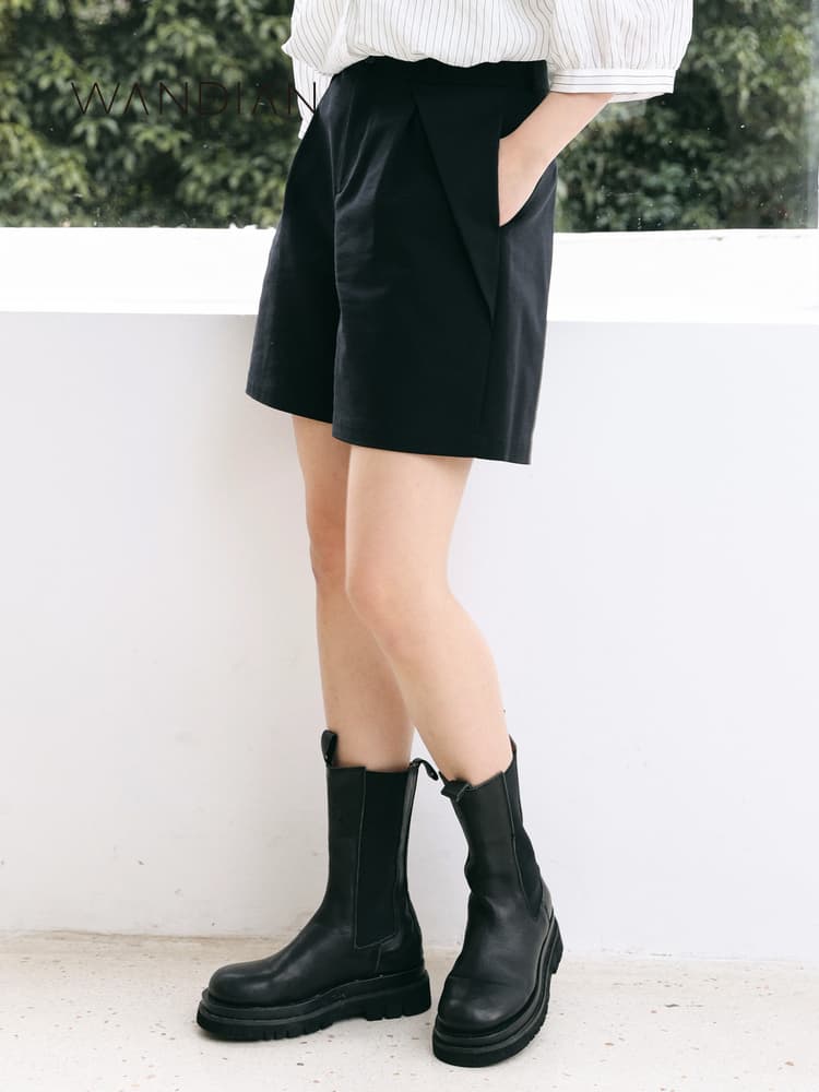 黒パンツ 上品プリーツ入りきれいめショートパンツ