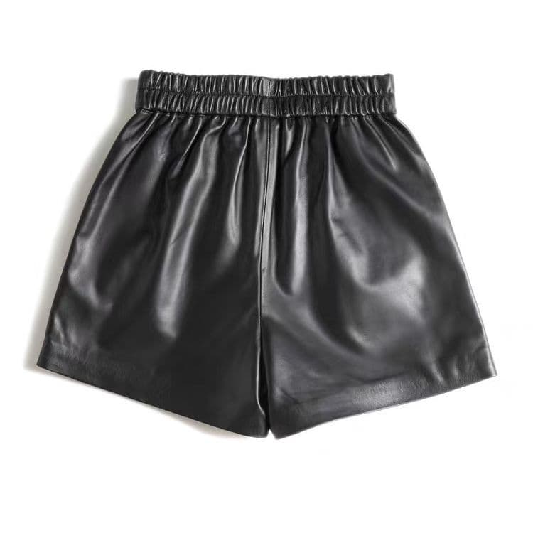 黒パンツ ポケット付き合皮ショートパンツ