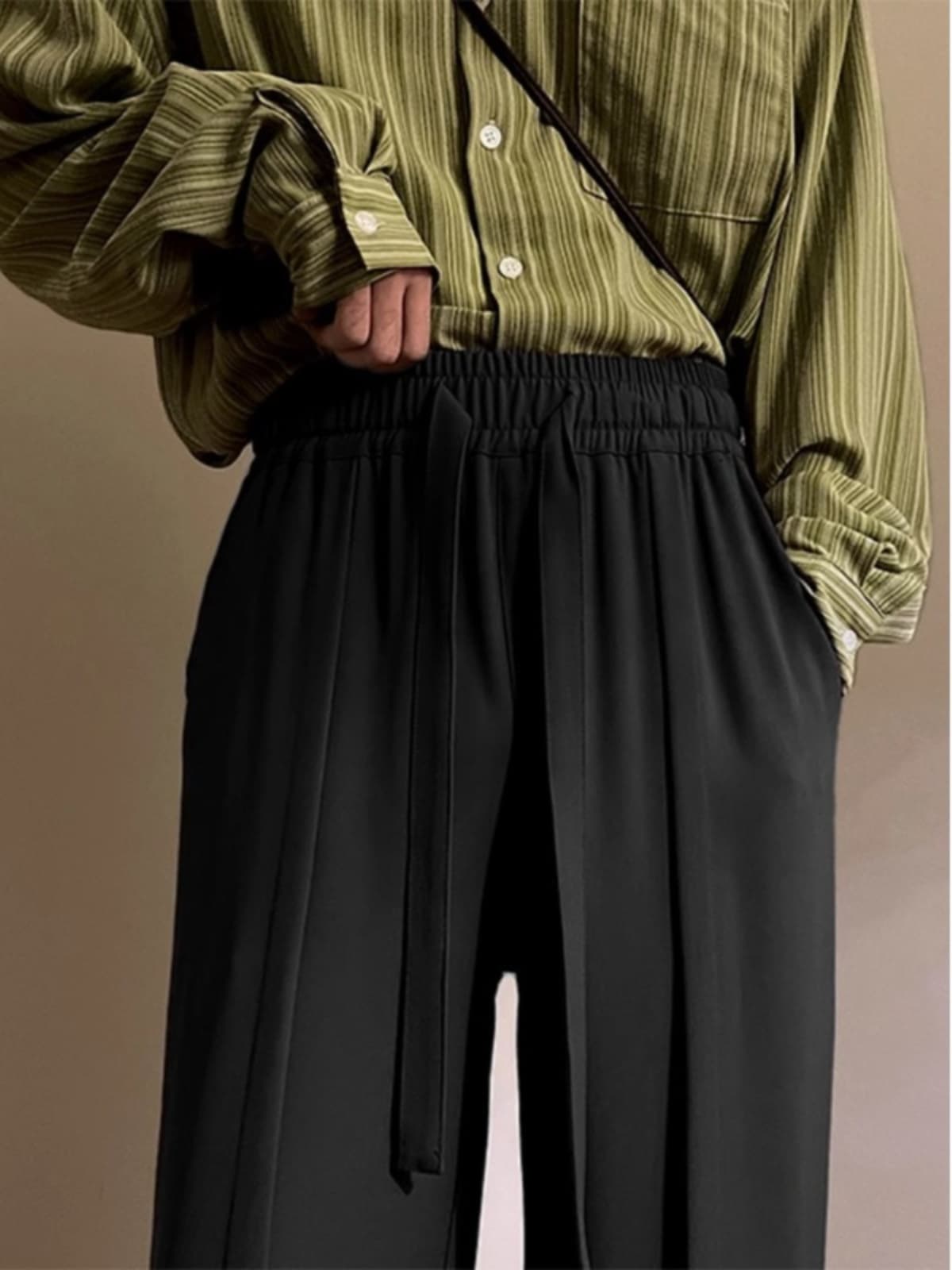 黒パンツ しなやか楽織りスラックス