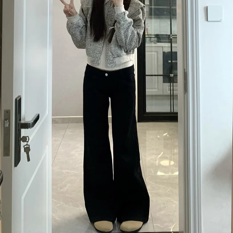 黒パンツ しなやかフレアチノパン