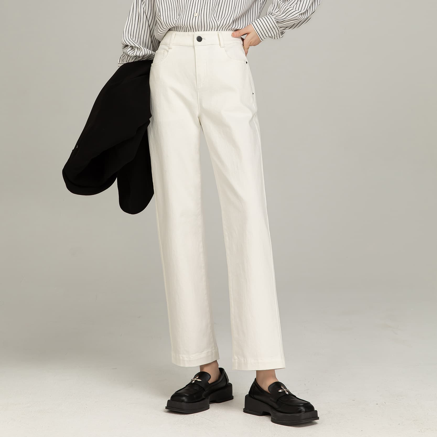 黒パンツ ウエストすっきりストレートデニム