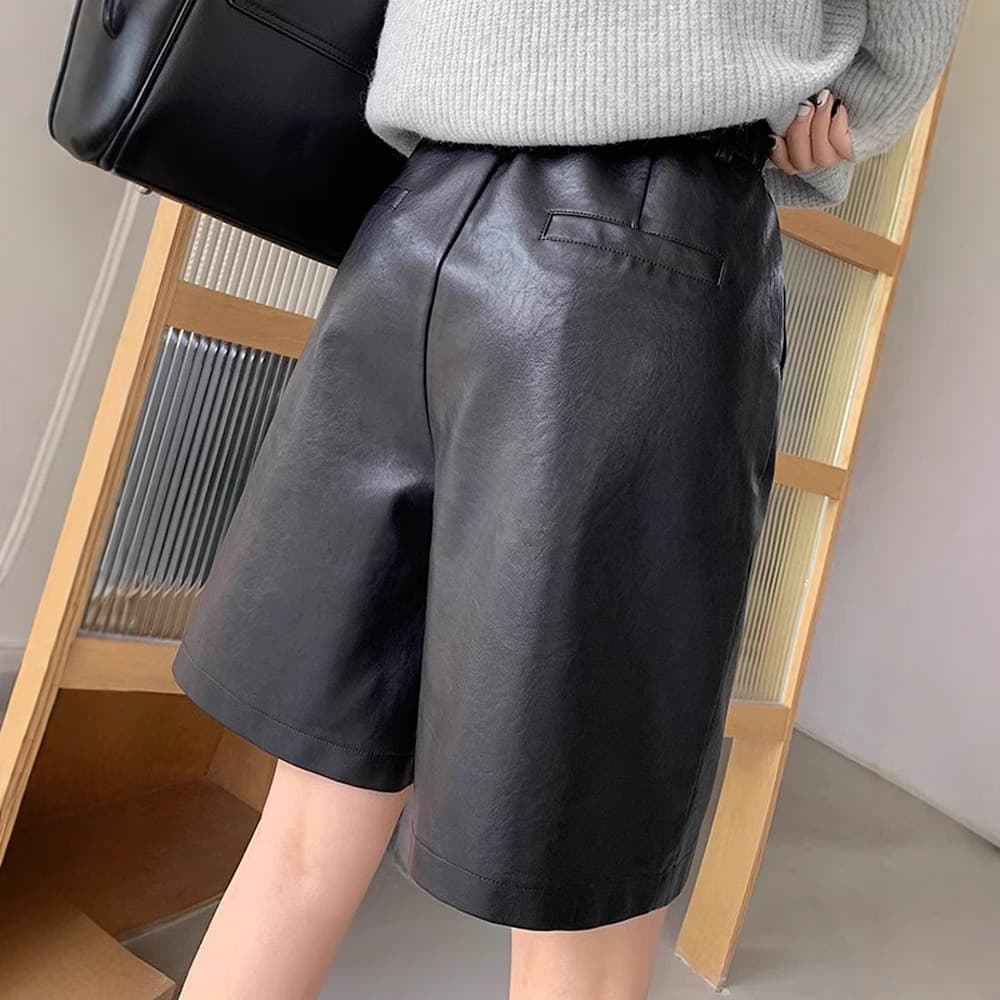 黒パンツ レザー調 ゆったりハーフパンツ