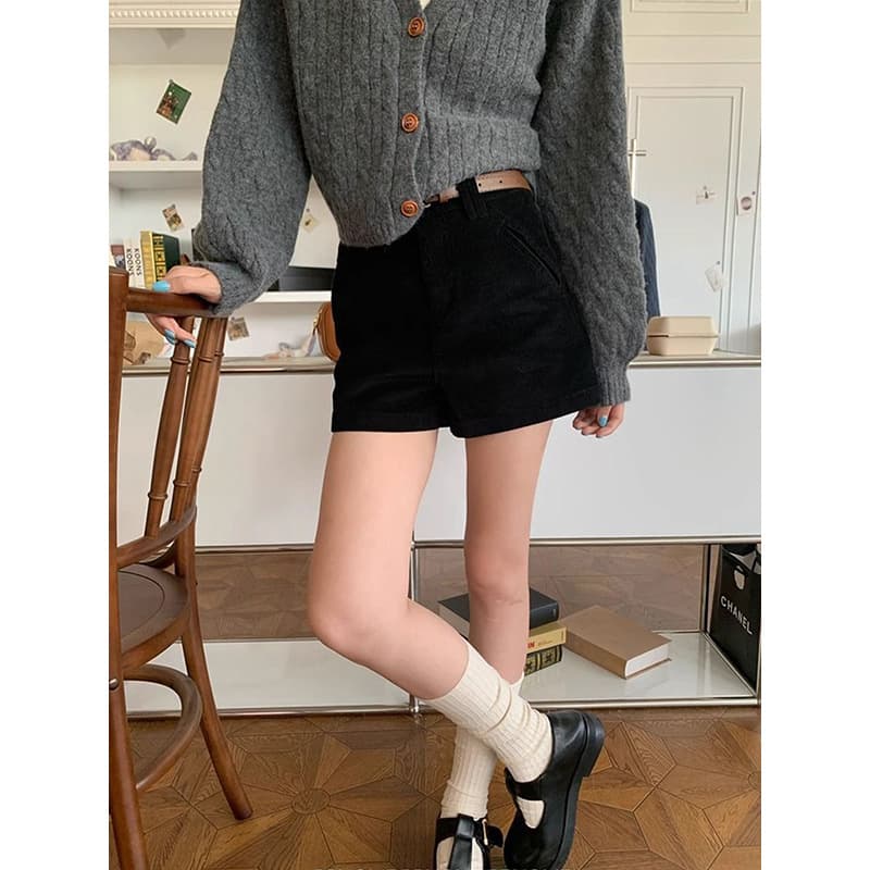 黒パンツ コーデュロイ素材のハイウエストショートパンツ