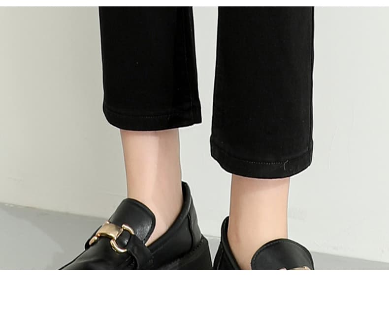 黒パンツ スタイリッシュストレートデニム