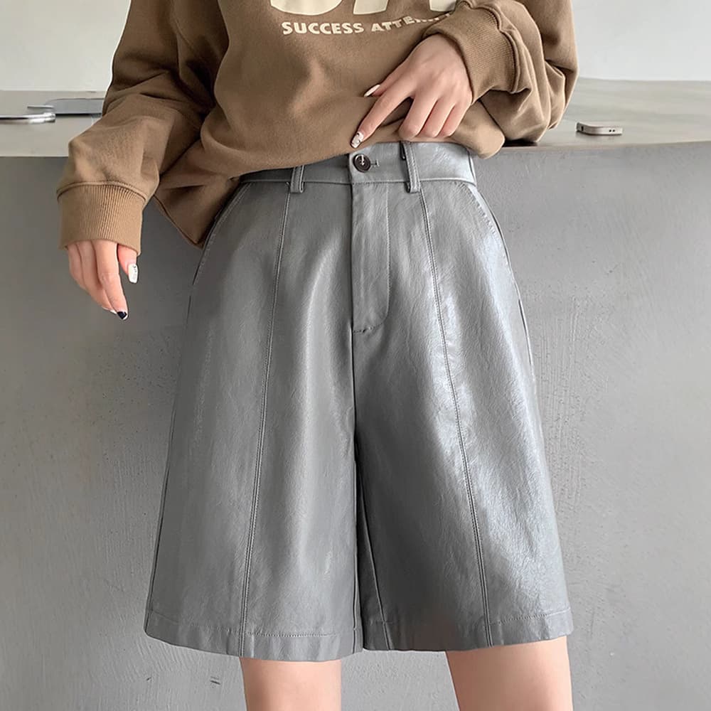 黒パンツ レザー調 ゆったりハーフパンツ