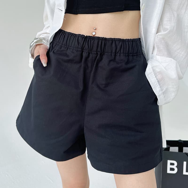 黒パンツ リラックスウエストショートパンツ