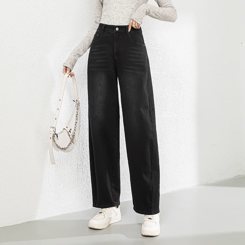 黒パンツ ストレートシルエットワイドデニム