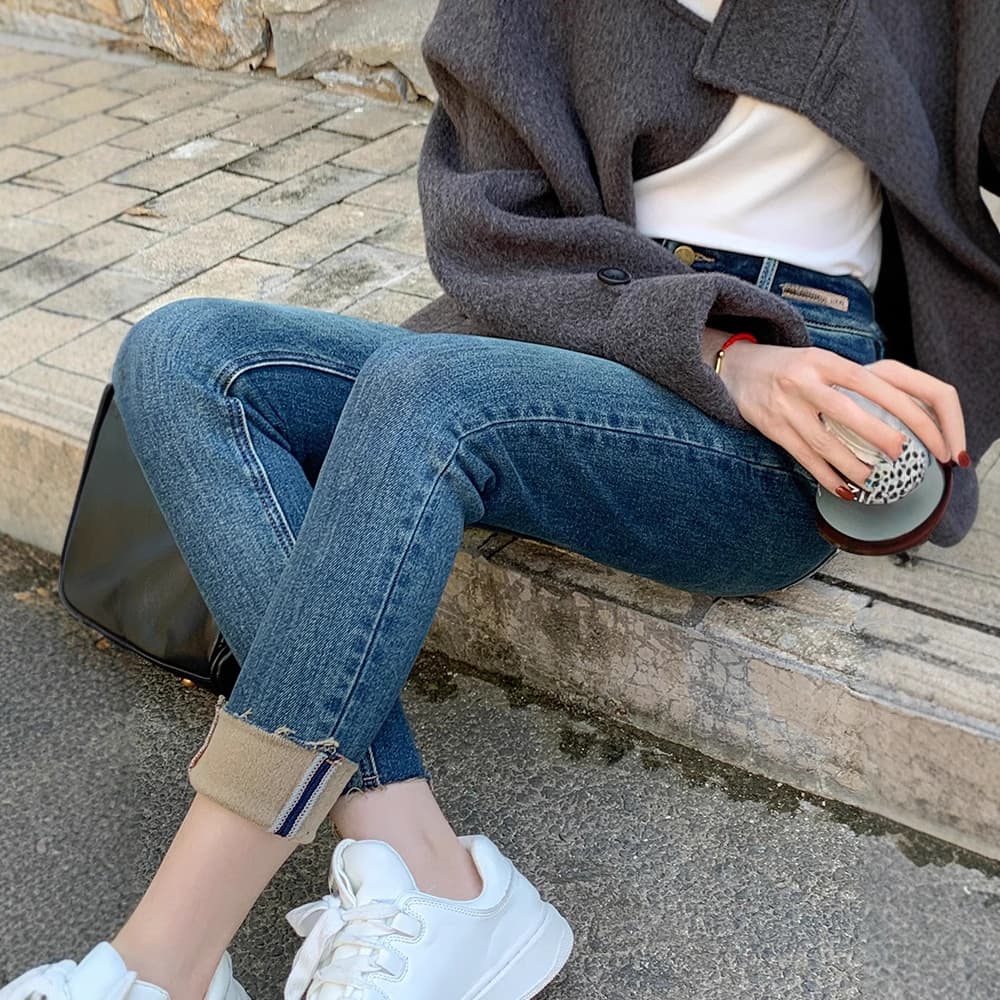 黒パンツ やわらかスキニーデニム