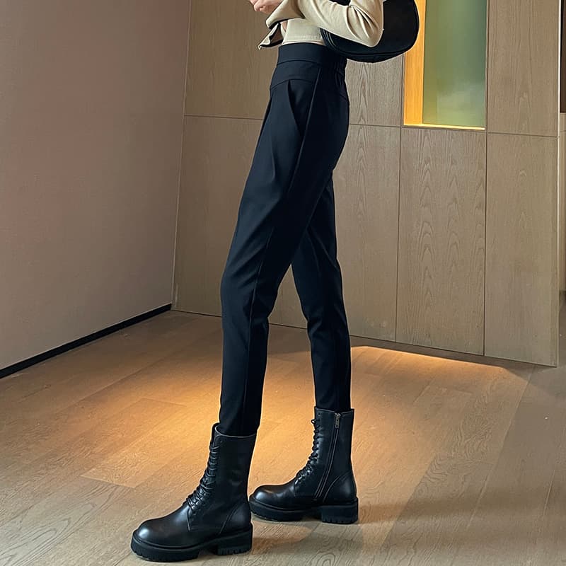 タック美脚黒パンツ レディーススキニー