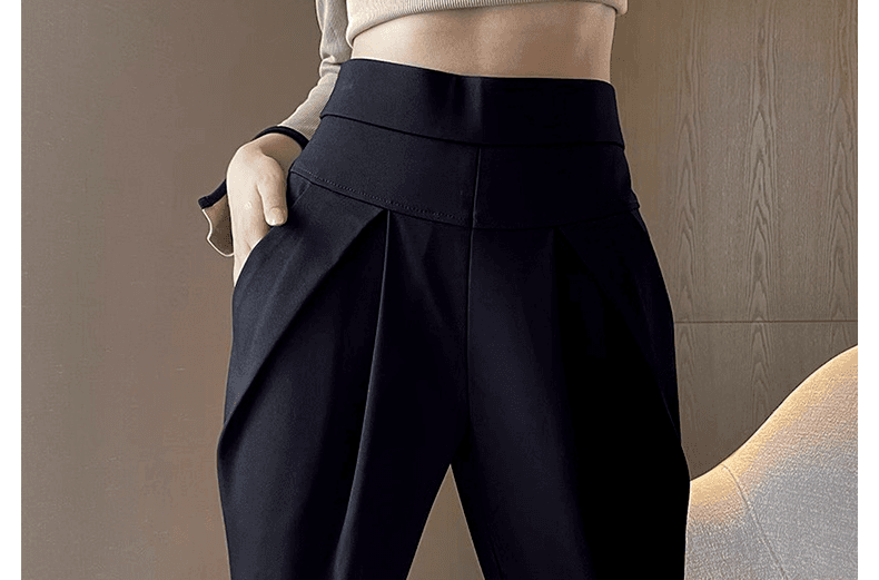 タック美脚黒パンツ レディーススキニー