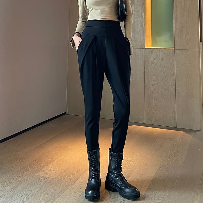 タック美脚黒パンツ レディーススキニー