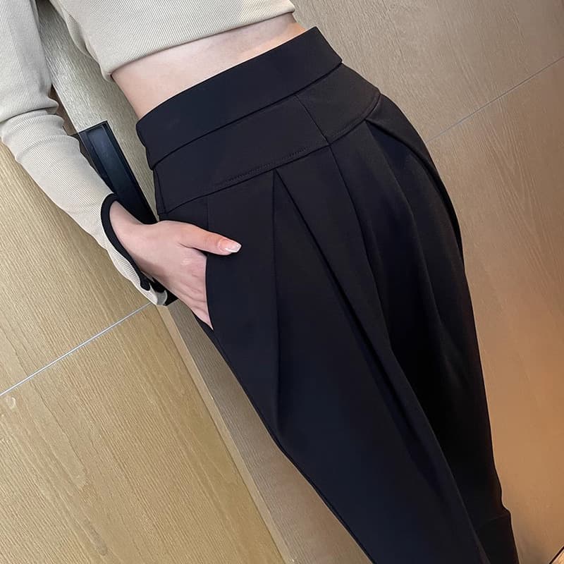 タック美脚黒パンツ レディーススキニー