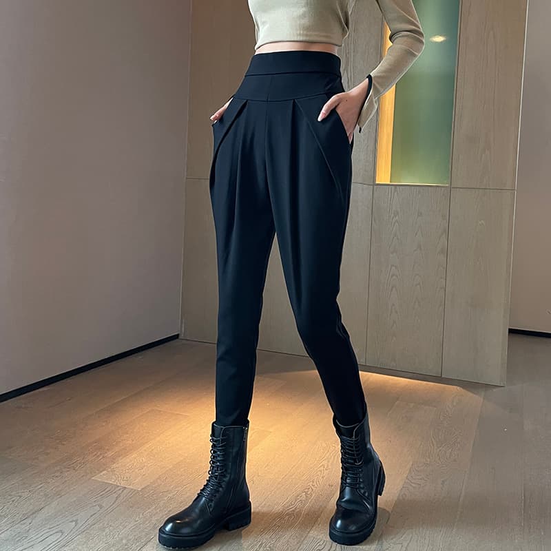 タック美脚黒パンツ レディーススキニー