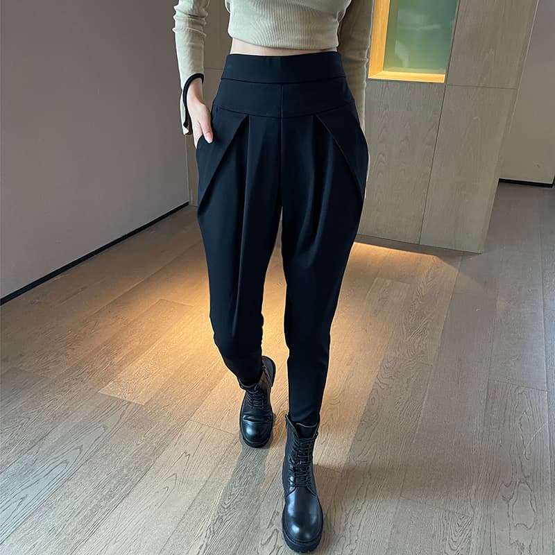 タック美脚黒パンツ レディーススキニー