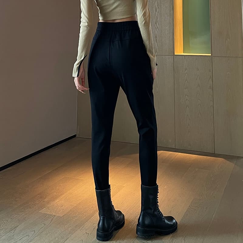 タック美脚黒パンツ レディーススキニー