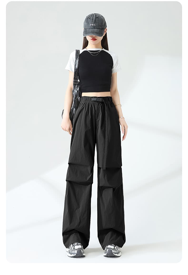 黒パンツ ゆったりシルエットカーゴパンツ