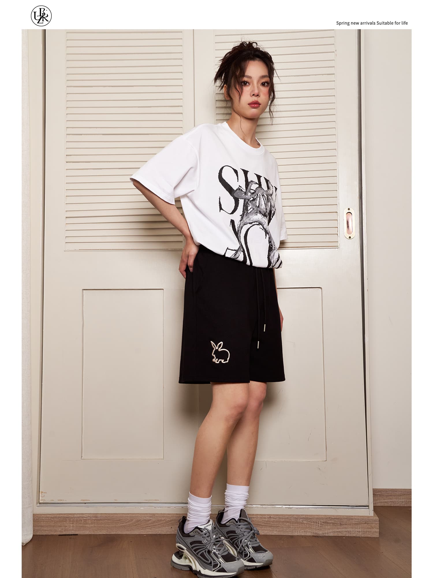 黒パンツ うさぎ刺繍入りリラックスショート