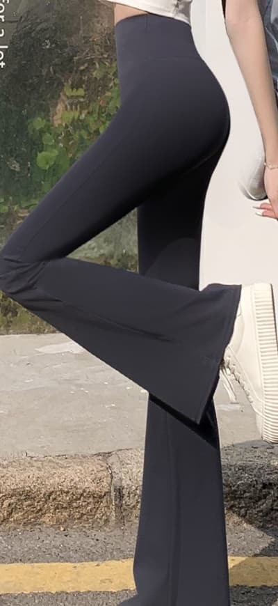 黒パンツ 美脚効果抜群 リラックスフレアパンツ