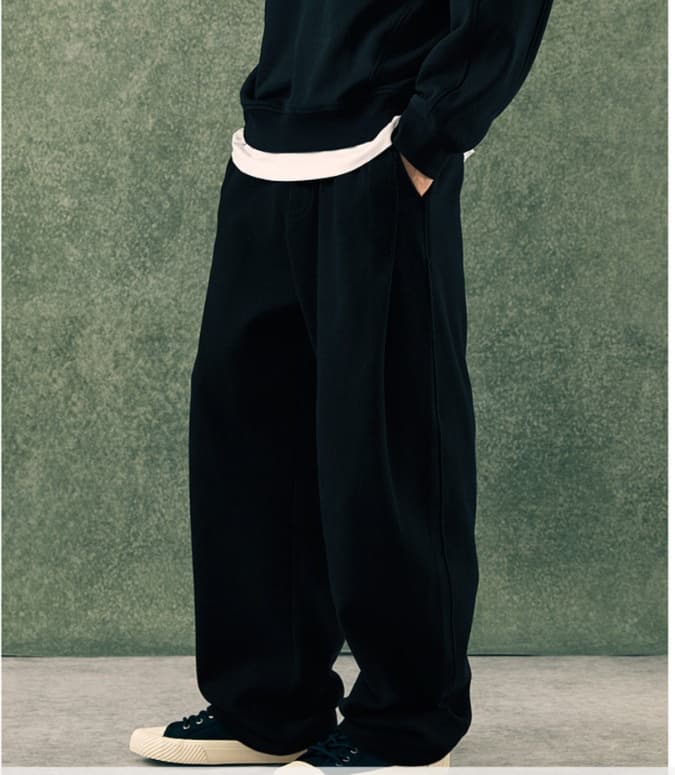 黒パンツ ゆったりラグジュアリー リラックスパンツ