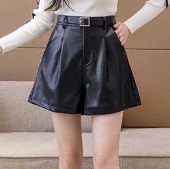 黒パンツ ウエストベルト付きフレアショート