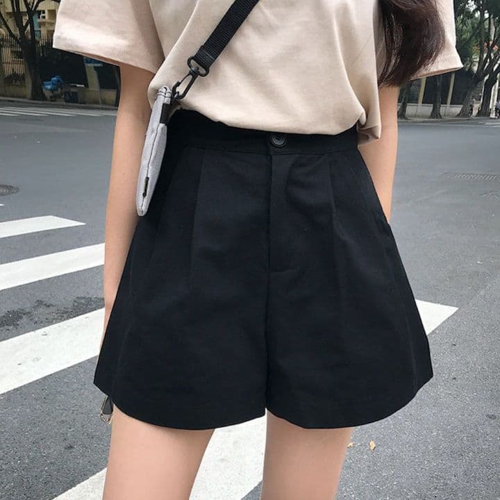 黒パンツ タックデザイン ふんわりショート