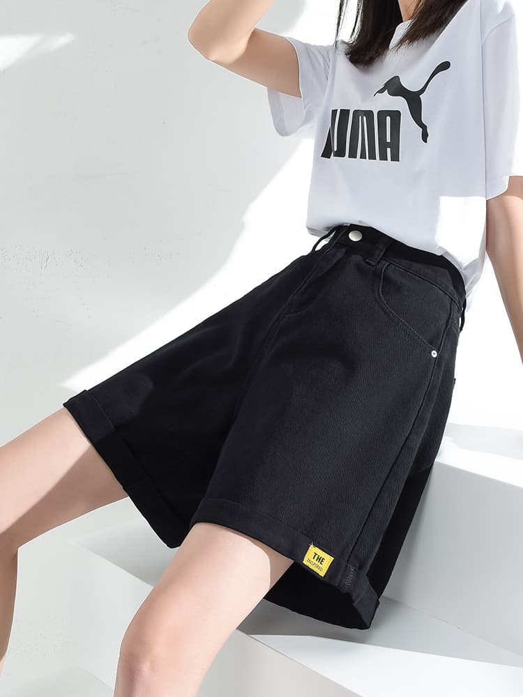 黒パンツ シンプルデザイン ワイドシルエットショート