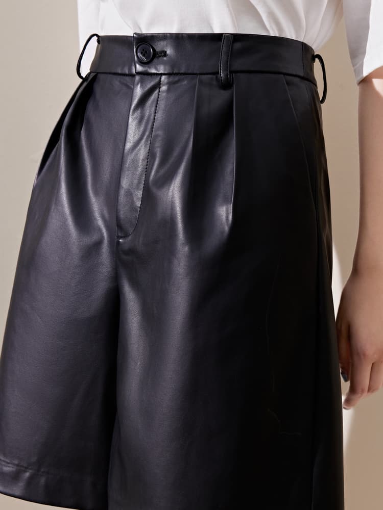 黒パンツ 合皮プリーツハーフパンツ