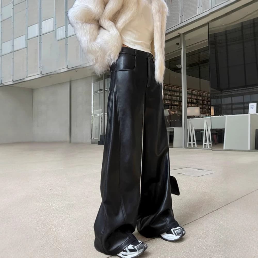 黒パンツ 光沢合皮フレアワイドパンツ
