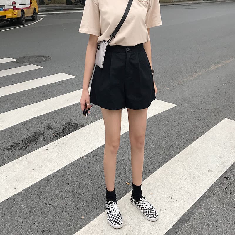 黒パンツ タックデザイン ふんわりショート