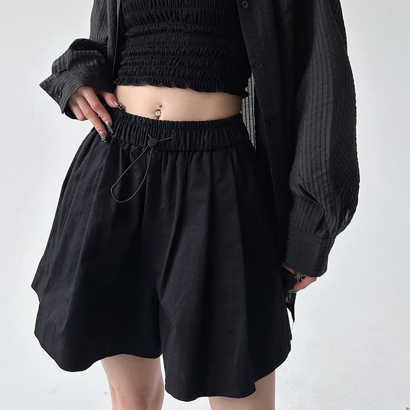 黒パンツ ゆったりドローコード ショートパンツ