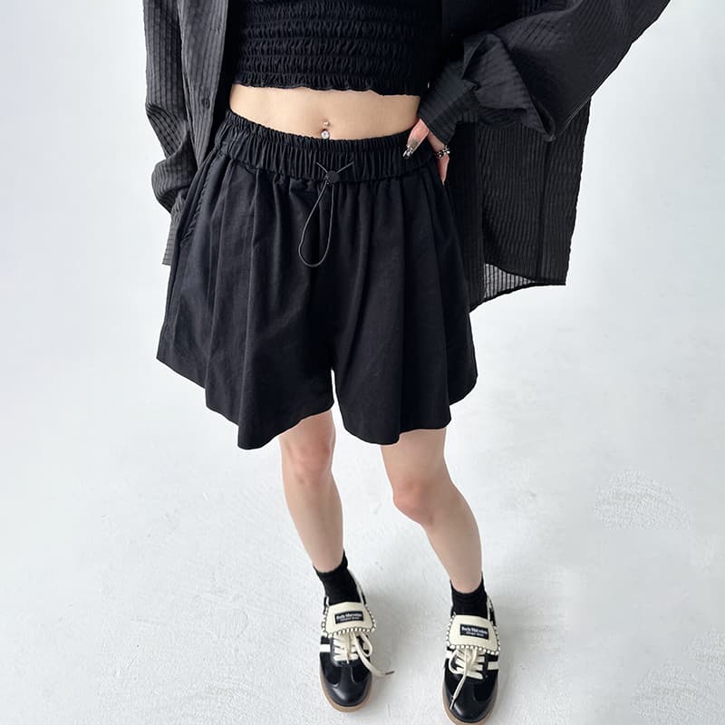 黒パンツ ゆったりドローコード ショートパンツ