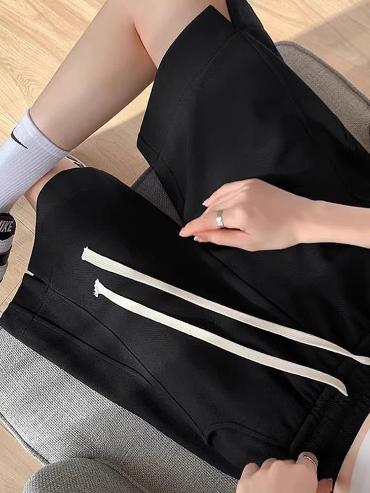 黒パンツ サイドライン入りスポーティショート