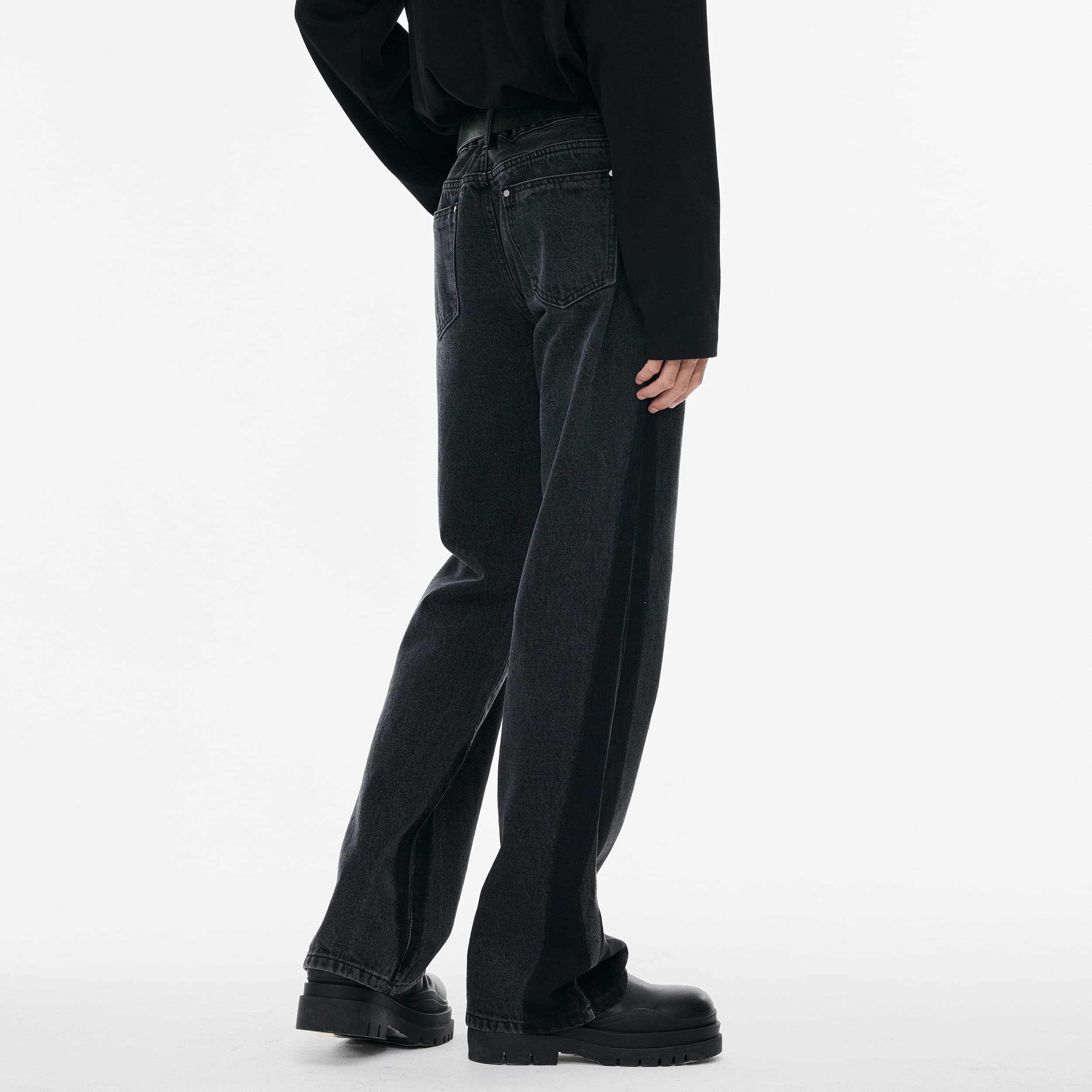 黒パンツ ゆったりストレートデニムパンツ
