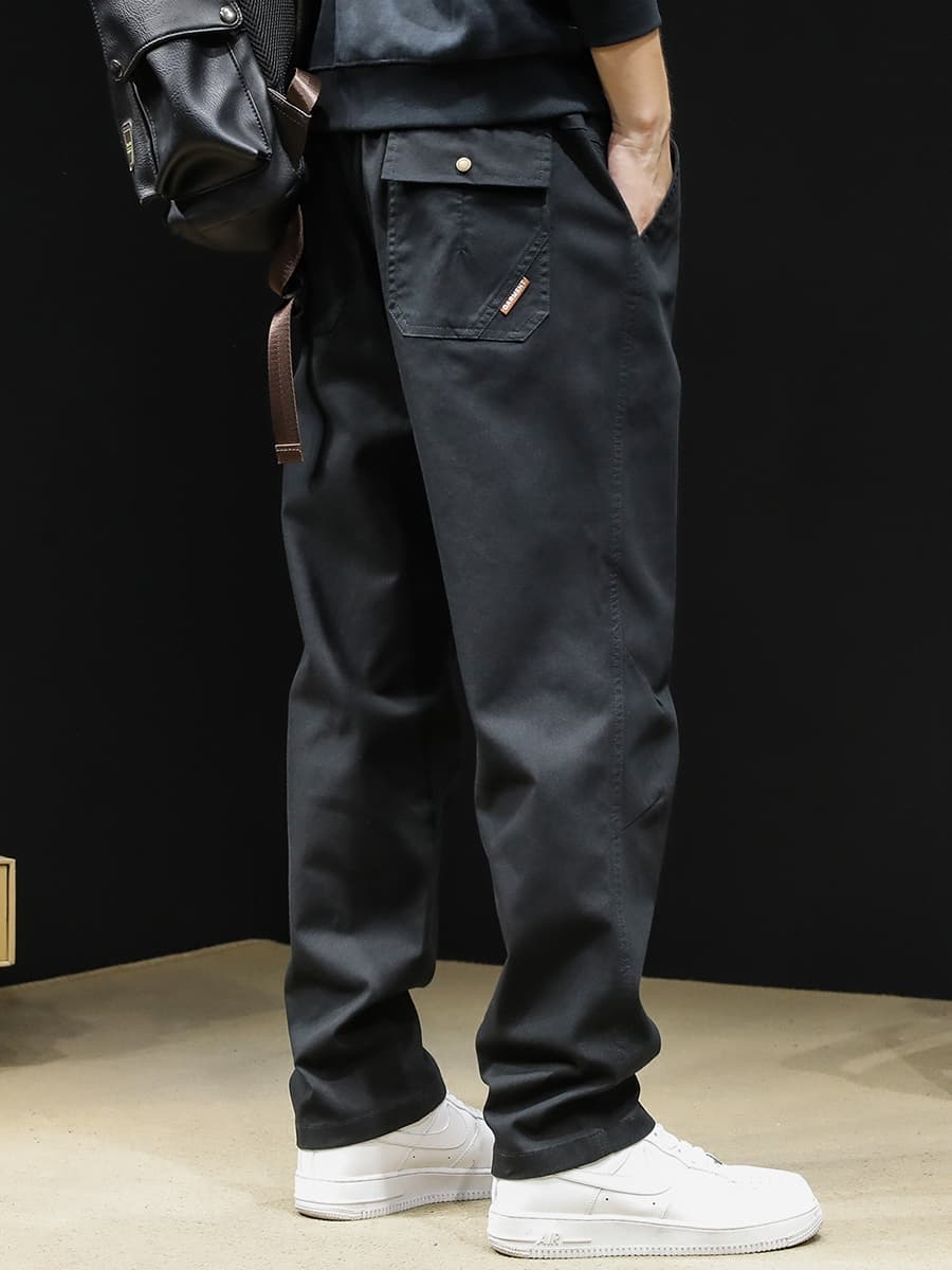 黒パンツ リラックス感のある大人のチノパン