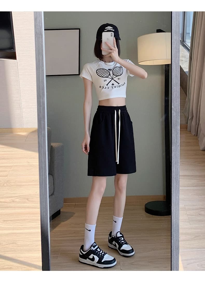黒パンツ サイドライン入りスポーティショート