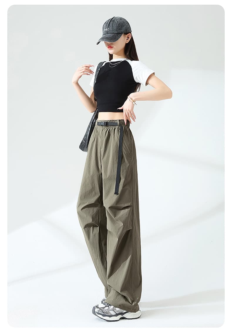 黒パンツ ゆったりシルエットカーゴパンツ