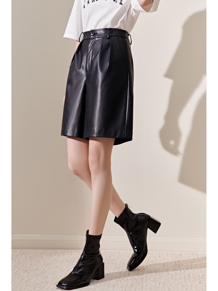 黒パンツ 合皮プリーツハーフパンツ