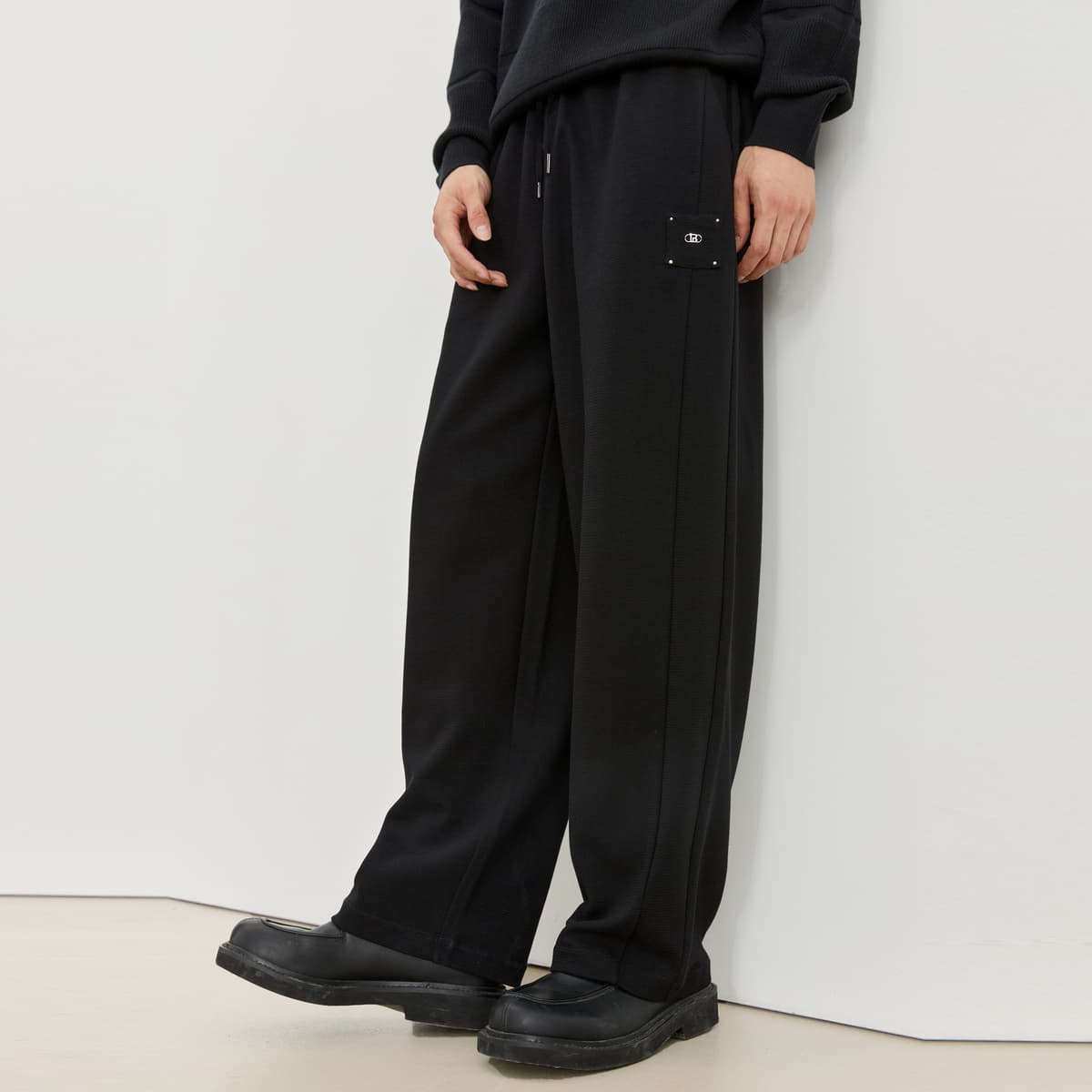 黒パンツ リラックスシルエット ドロスト パンツ